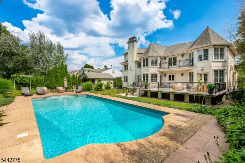 16 Cheri Ln Fairfield, NJ 07004