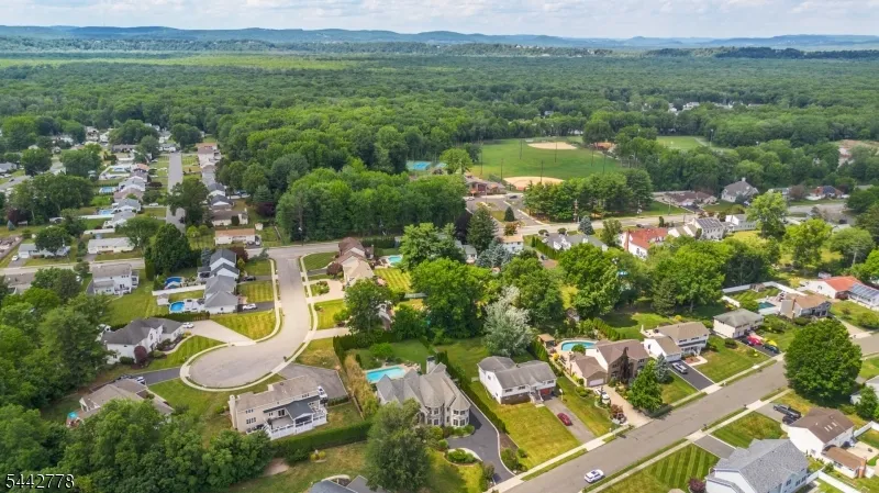 16 Cheri Ln Fairfield, NJ 07004