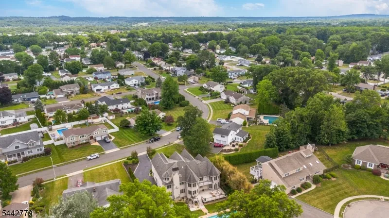 16 Cheri Ln Fairfield, NJ 07004
