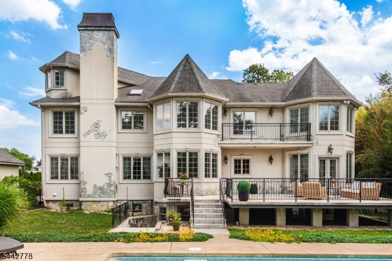 16 Cheri Ln Fairfield, NJ 07004