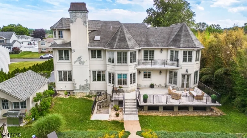 16 Cheri Ln Fairfield, NJ 07004