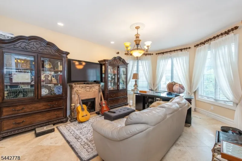 16 Cheri Ln Fairfield, NJ 07004