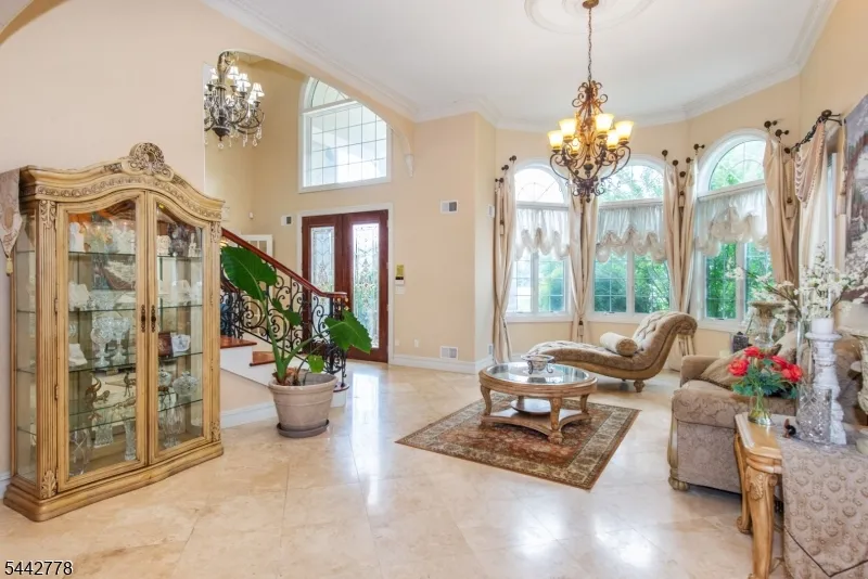 16 Cheri Ln Fairfield, NJ 07004