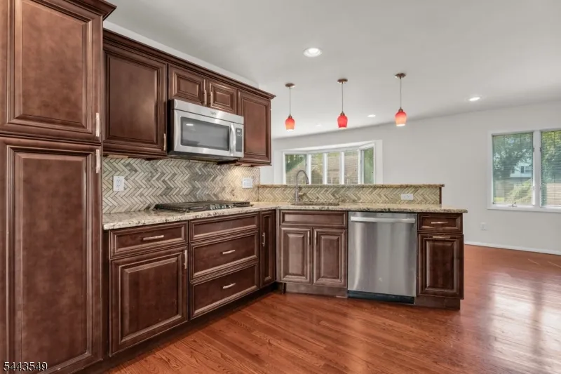 77 Schwinn Dr Clark, NJ 07066