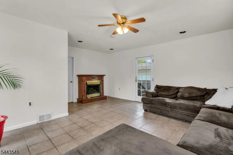 77 Schwinn Dr Clark, NJ 07066