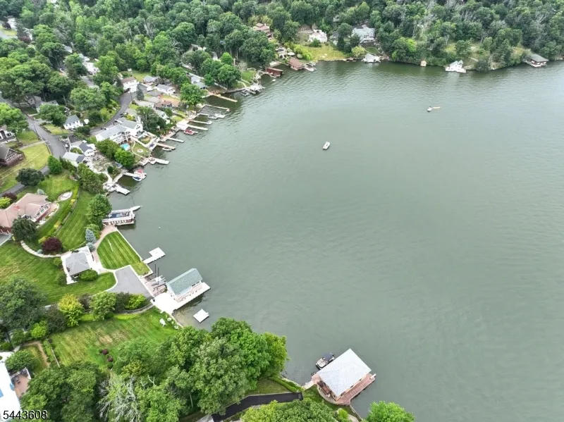 19 Lakeland Dr Hopatcong, NJ 07843