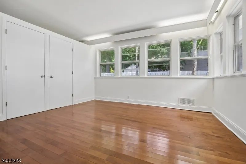 19 Lakeland Dr Hopatcong, NJ 07843