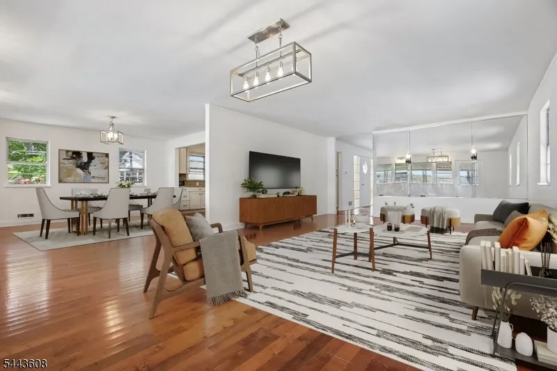 19 Lakeland Dr Hopatcong, NJ 07843