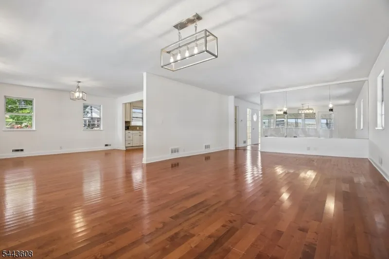 19 Lakeland Dr Hopatcong, NJ 07843
