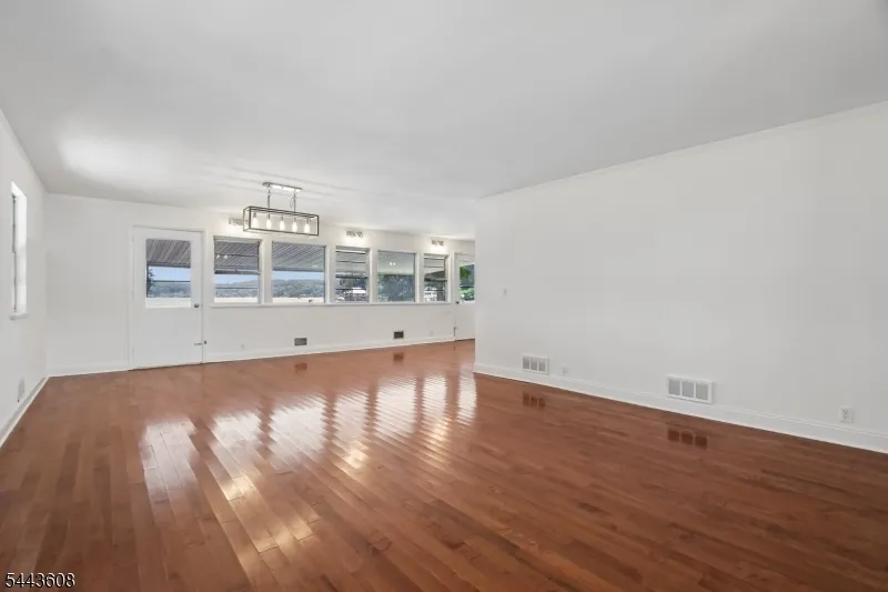 19 Lakeland Dr Hopatcong, NJ 07843
