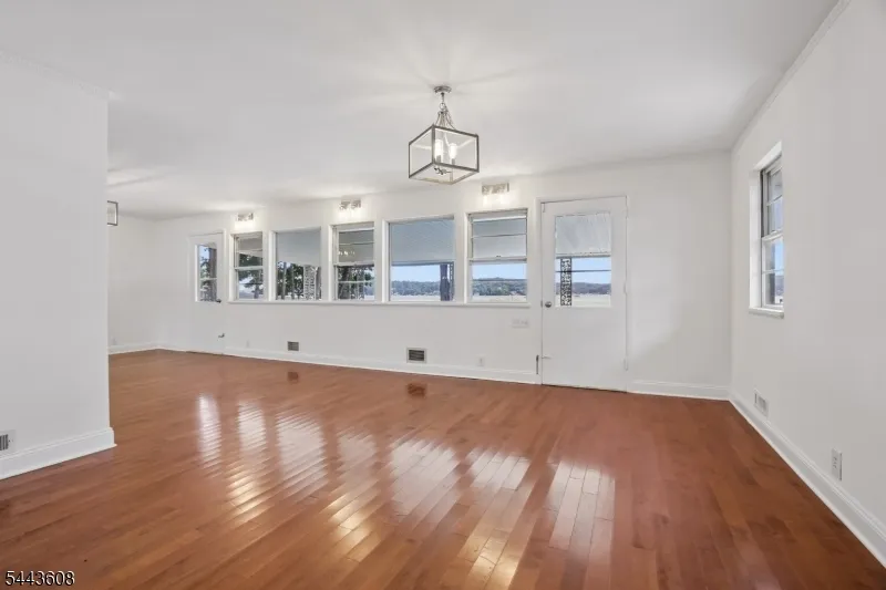 19 Lakeland Dr Hopatcong, NJ 07843