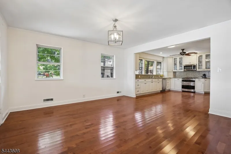 19 Lakeland Dr Hopatcong, NJ 07843