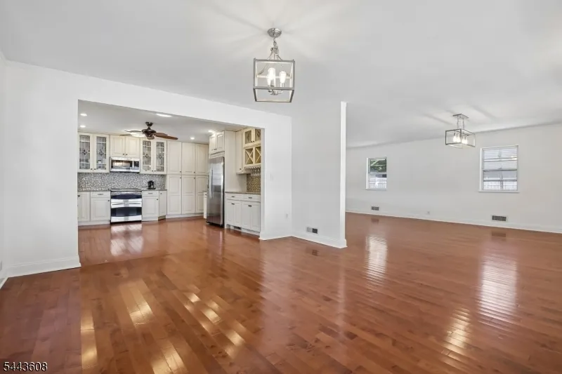 19 Lakeland Dr Hopatcong, NJ 07843