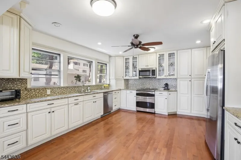 19 Lakeland Dr Hopatcong, NJ 07843