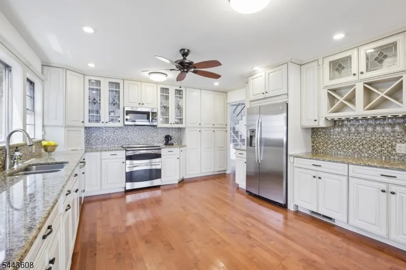19 Lakeland Dr Hopatcong, NJ 07843