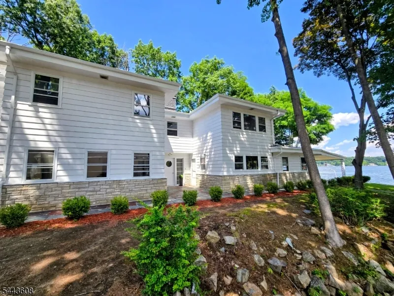 19 Lakeland Dr Hopatcong, NJ 07843