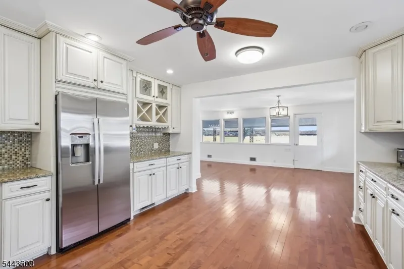 19 Lakeland Dr Hopatcong, NJ 07843