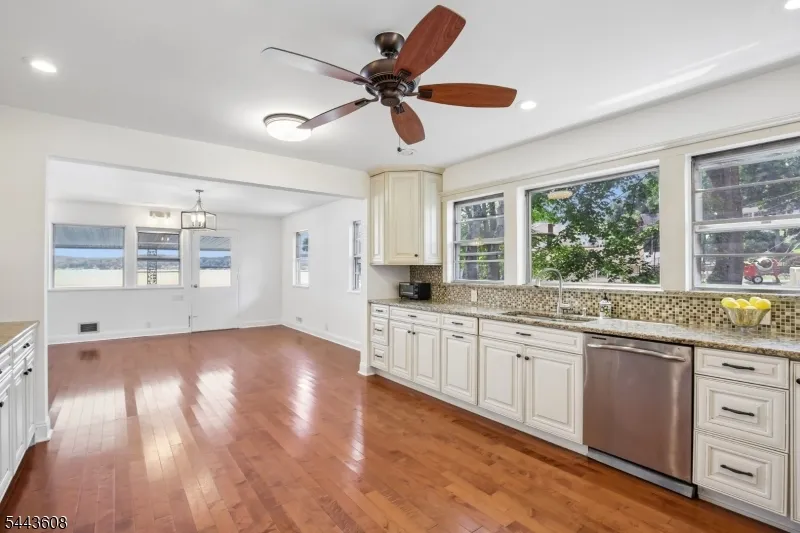 19 Lakeland Dr Hopatcong, NJ 07843