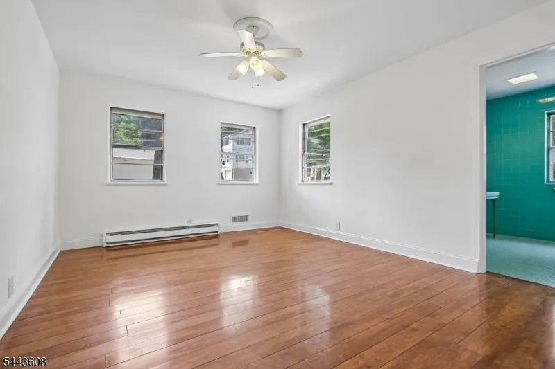 19 Lakeland Dr Hopatcong, NJ 07843