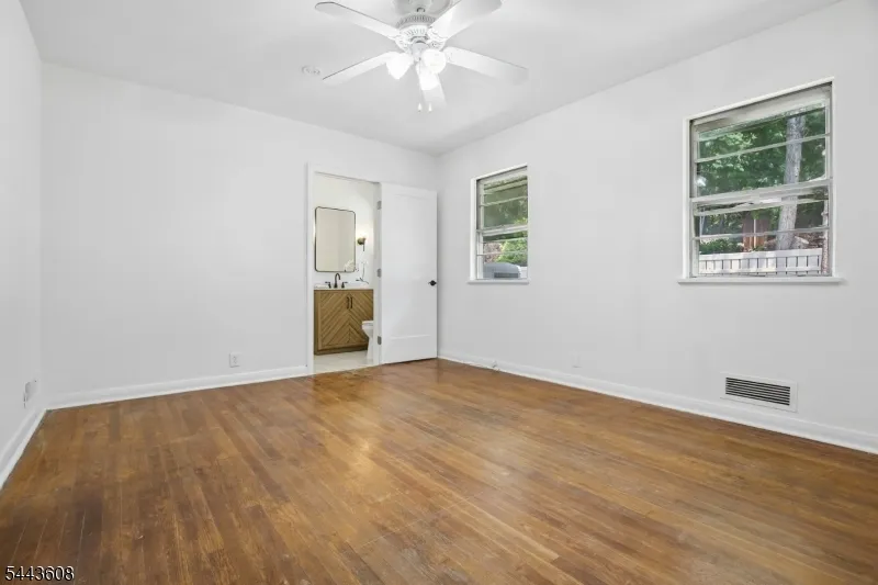 19 Lakeland Dr Hopatcong, NJ 07843