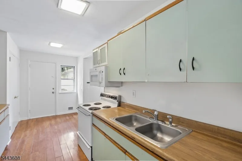 19 Lakeland Dr Hopatcong, NJ 07843
