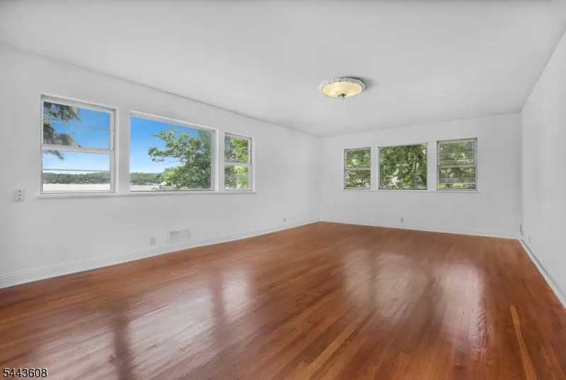19 Lakeland Dr Hopatcong, NJ 07843