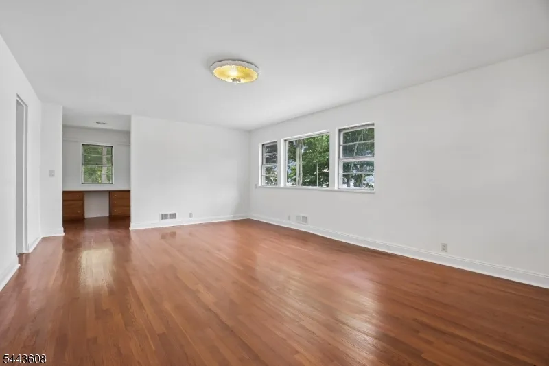 19 Lakeland Dr Hopatcong, NJ 07843