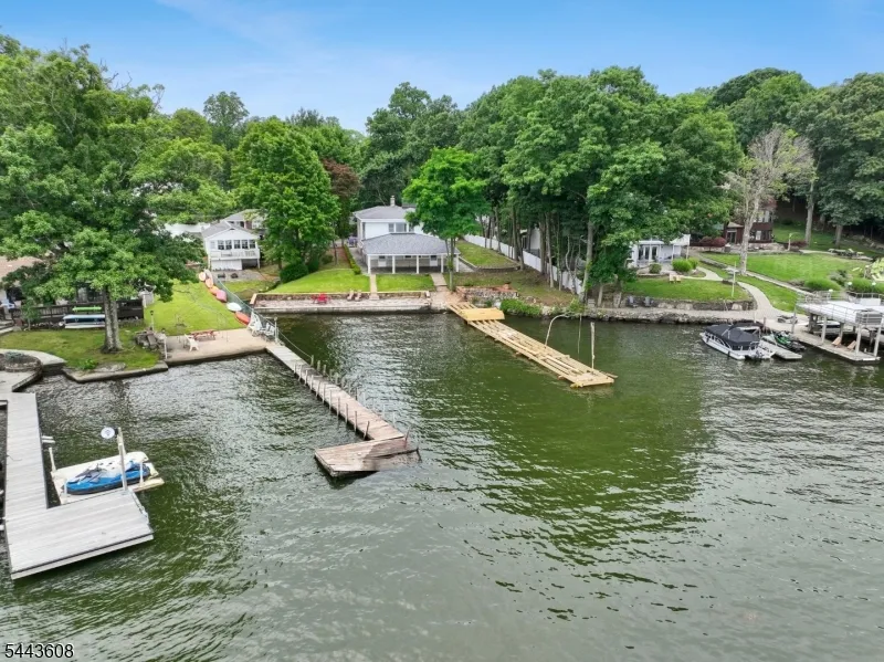 19 Lakeland Dr Hopatcong, NJ 07843