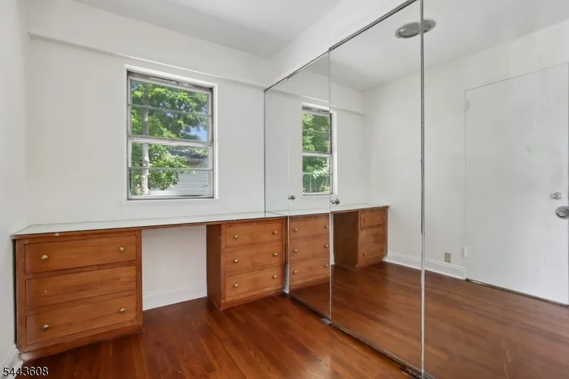 19 Lakeland Dr Hopatcong, NJ 07843