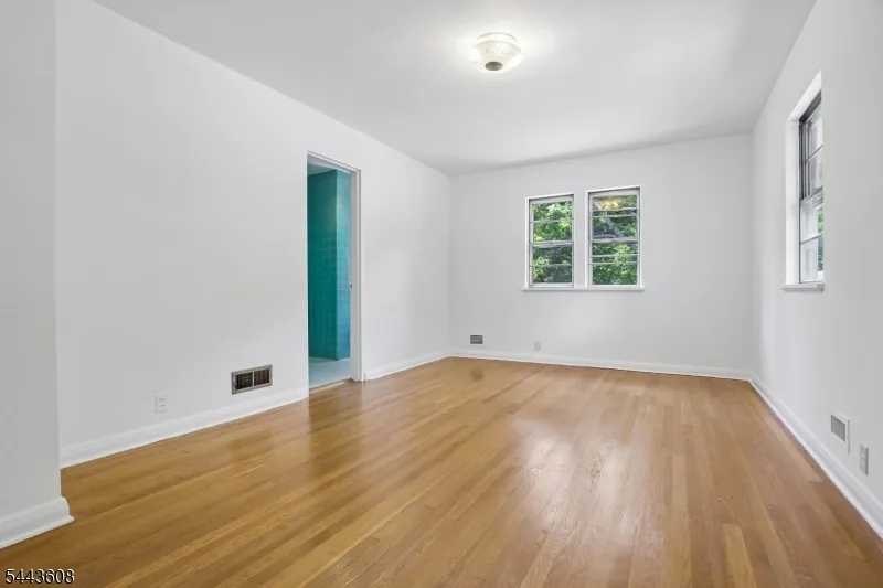 19 Lakeland Dr Hopatcong, NJ 07843