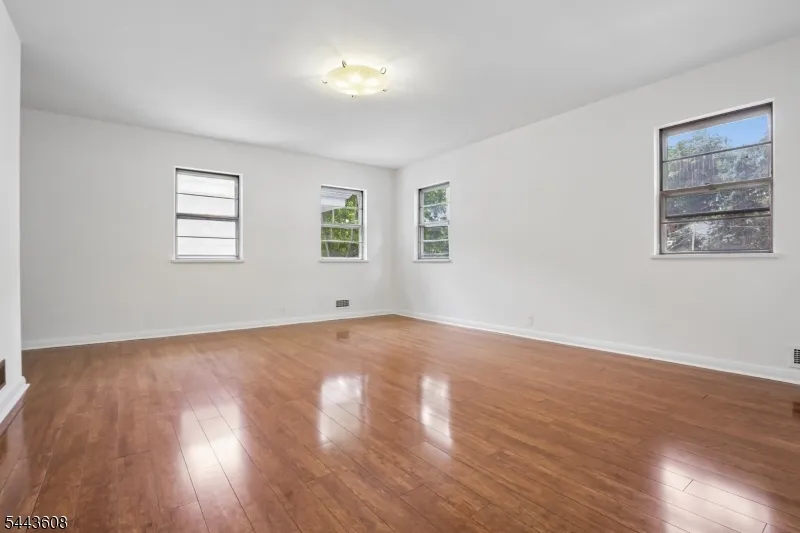 19 Lakeland Dr Hopatcong, NJ 07843