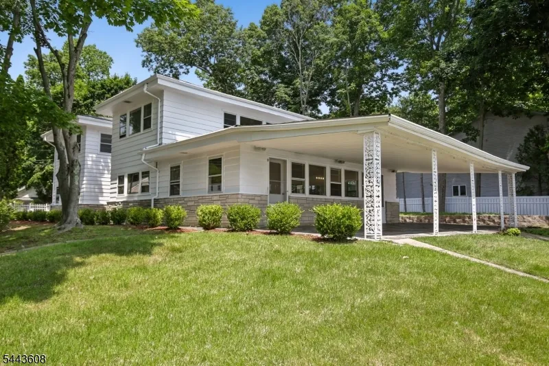 19 Lakeland Dr Hopatcong, NJ 07843