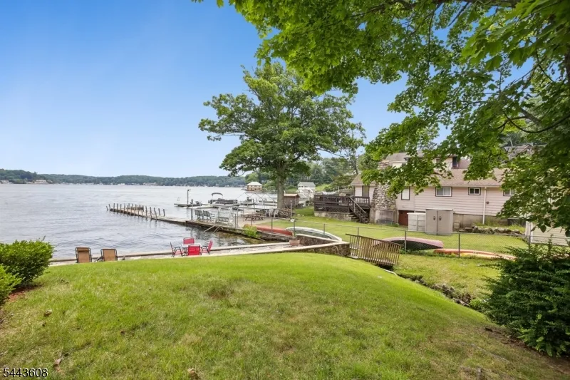 19 Lakeland Dr Hopatcong, NJ 07843