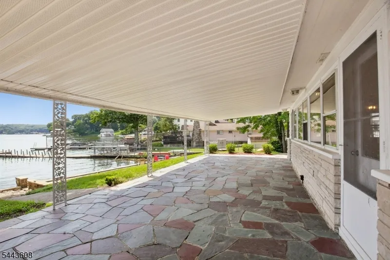 19 Lakeland Dr Hopatcong, NJ 07843