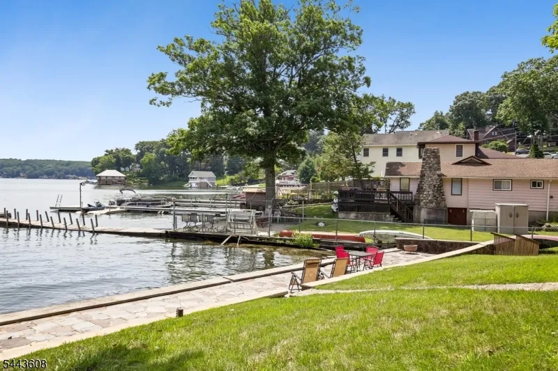19 Lakeland Dr Hopatcong, NJ 07843