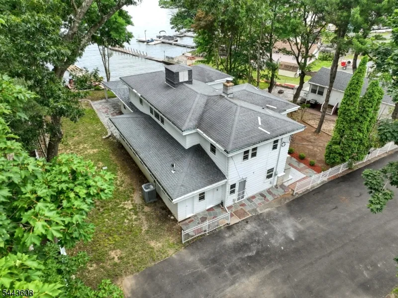 19 Lakeland Dr Hopatcong, NJ 07843