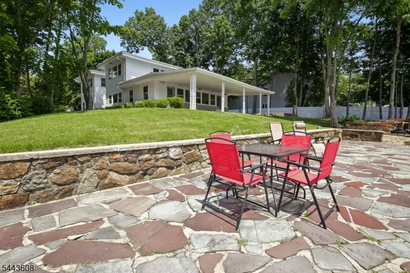 19 Lakeland Dr Hopatcong, NJ 07843