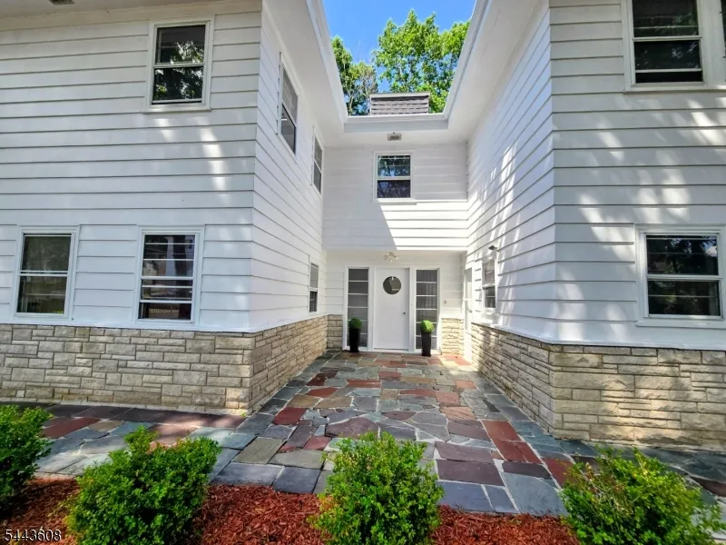 19 Lakeland Dr Hopatcong, NJ 07843