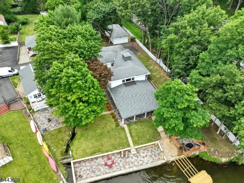 19 Lakeland Dr Hopatcong, NJ 07843