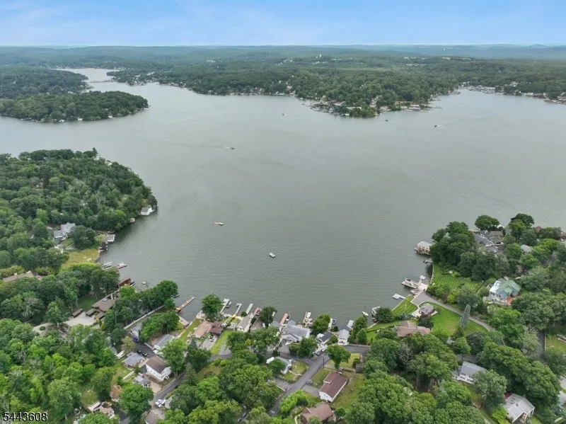 19 Lakeland Dr Hopatcong, NJ 07843