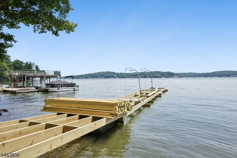 19 Lakeland Dr Hopatcong, NJ 07843