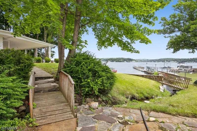 19 Lakeland Dr Hopatcong, NJ 07843