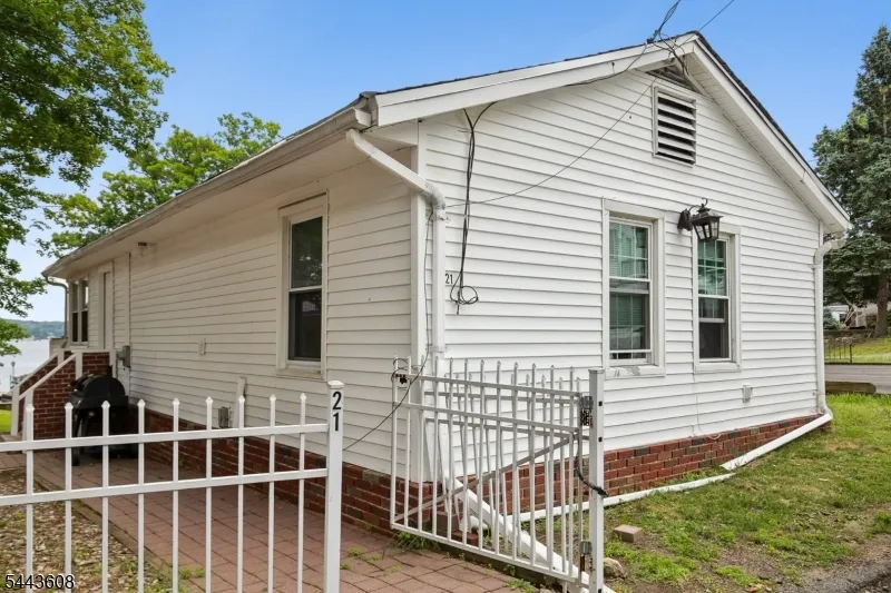 19 Lakeland Dr Hopatcong, NJ 07843
