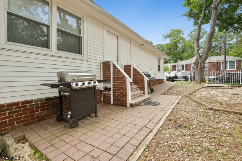 19 Lakeland Dr Hopatcong, NJ 07843