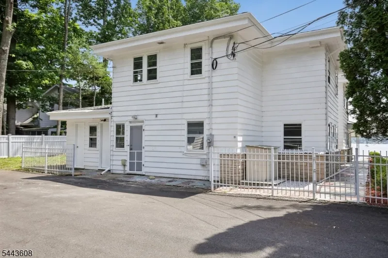 19 Lakeland Dr Hopatcong, NJ 07843