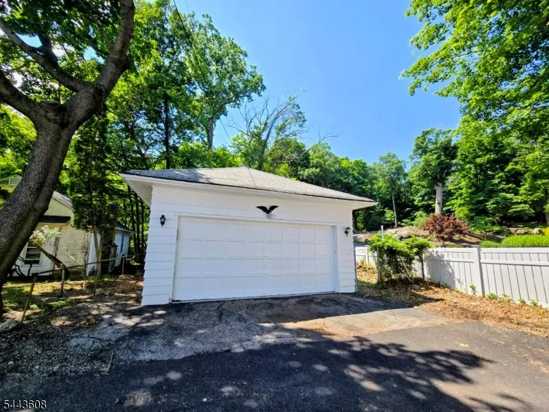 19 Lakeland Dr Hopatcong, NJ 07843