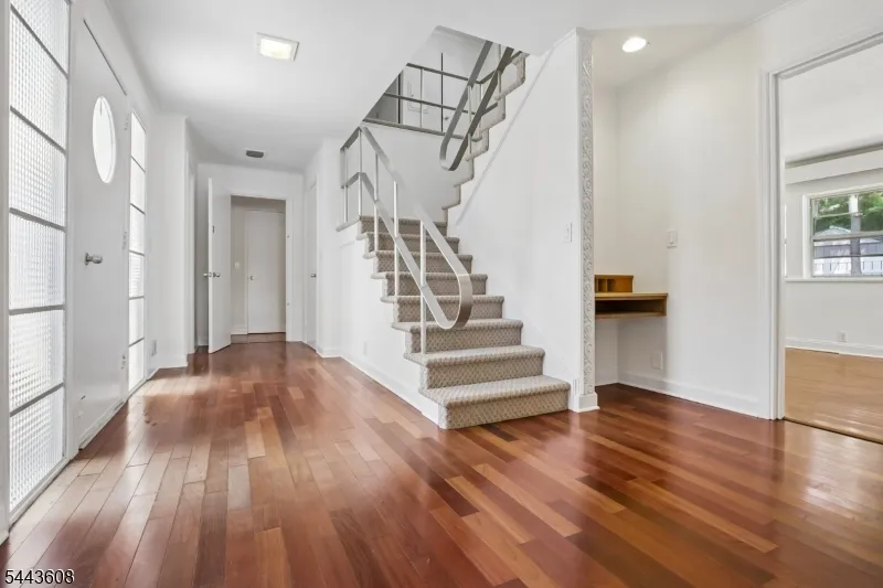 19 Lakeland Dr Hopatcong, NJ 07843