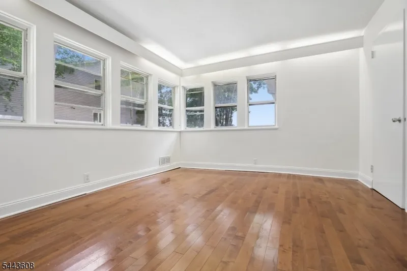 19 Lakeland Dr Hopatcong, NJ 07843