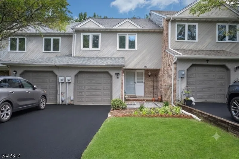 18 Guilford Ct Parsippany-Troy Hills, NJ 07950