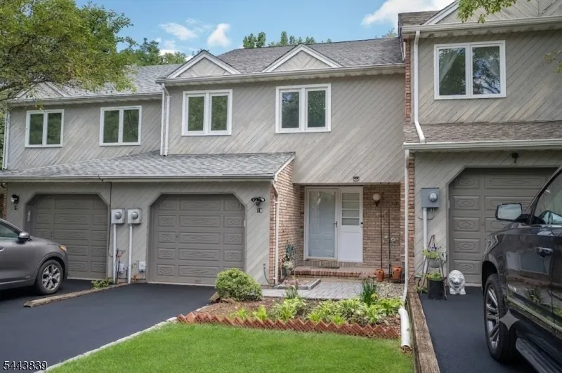 18 Guilford Ct Parsippany-Troy Hills, NJ 07950